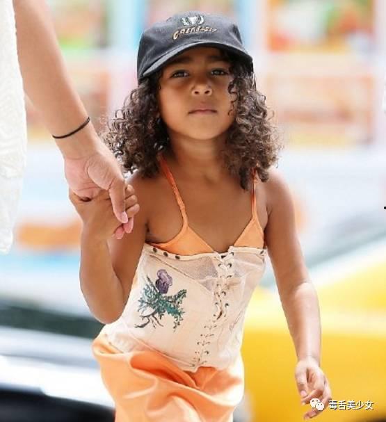 国产卡戴珊清晨一炮,引发网友热议  第2张